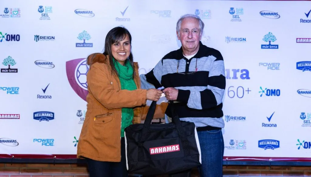 ATLETA MAIS VELHO DA COPA: ALOÍSIO NARDELLI MALTA - CASCATINHA;ENTREGA DO BRINDE PELA ENCARREGADA DE MARKETING DO BAHAMAS, LÚCIA MESQUITA